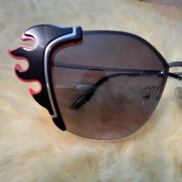 💯 Authentic Stylish Prada Sunglasses. Wore them about 3 times. - Picture 4 of 11